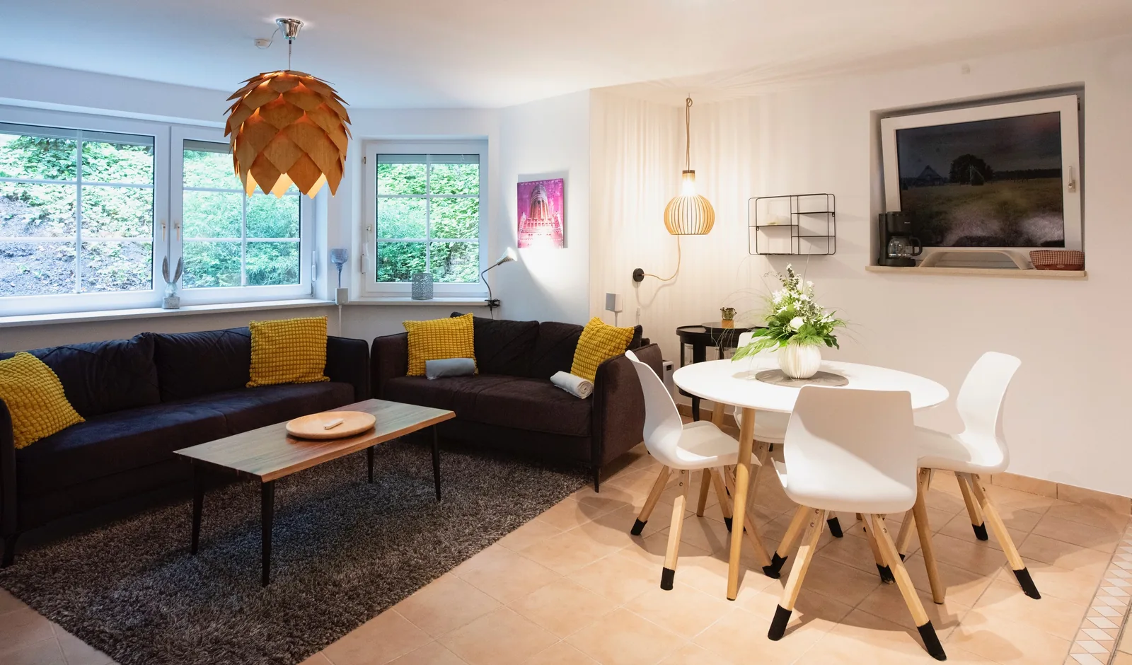 Schnuckenstube – Wohnzimmer-Panorama mit Tannenzapfenlampe, gemütliche Ferienwohnung für 2 Personen in Lünzen